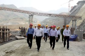 Phó Thủ tướng Hoàng Trung Hải kiểm tra tiến độ xây dựng Nhà máy thủy điện Sơn La